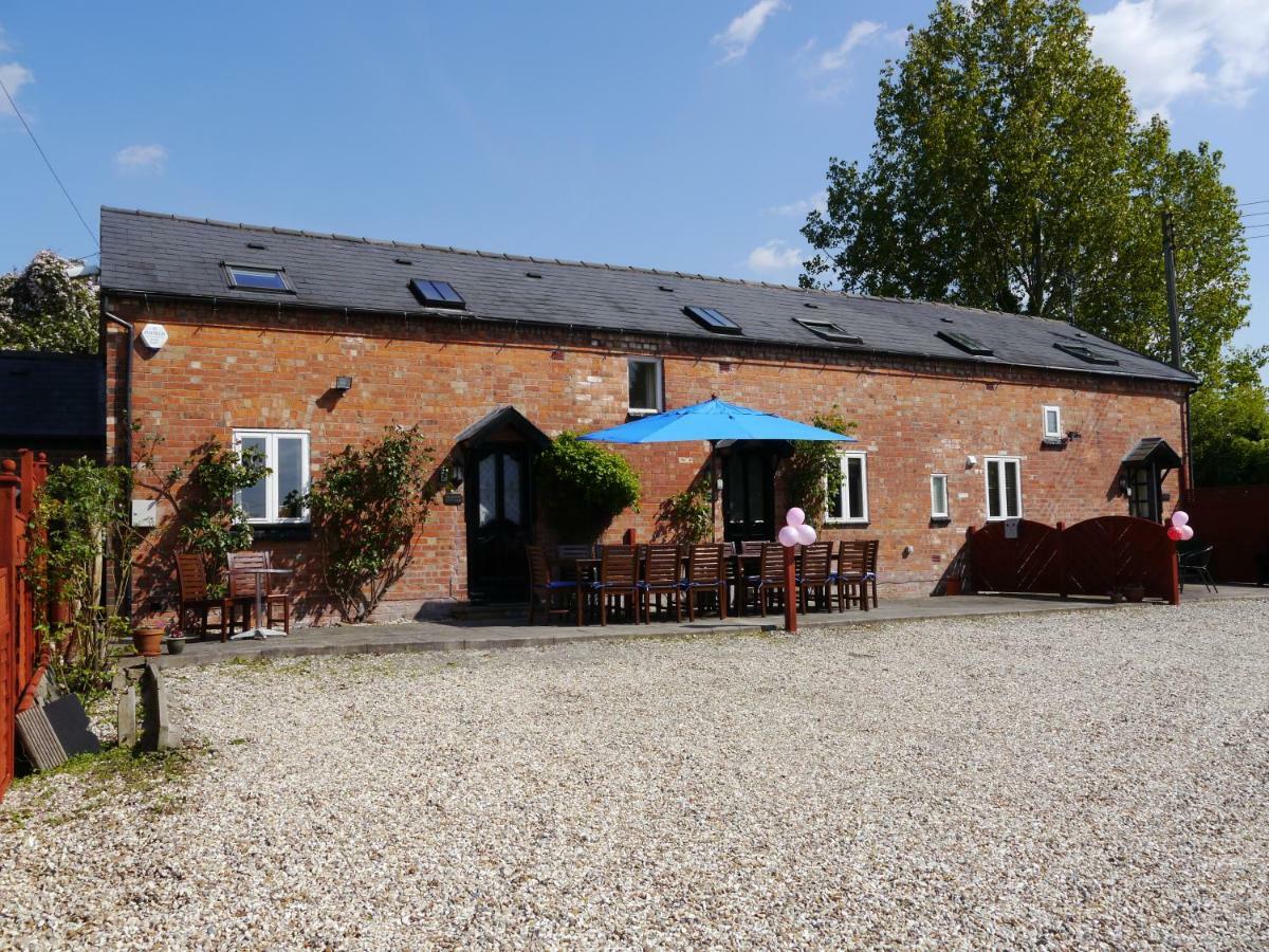 The Shakespeare Lodge - Sleeps Up To 12 - Hot Tub Stratford-upon-Avon Exterior photo